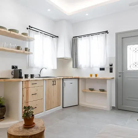 Adama's Naxos Aparthotel 3*